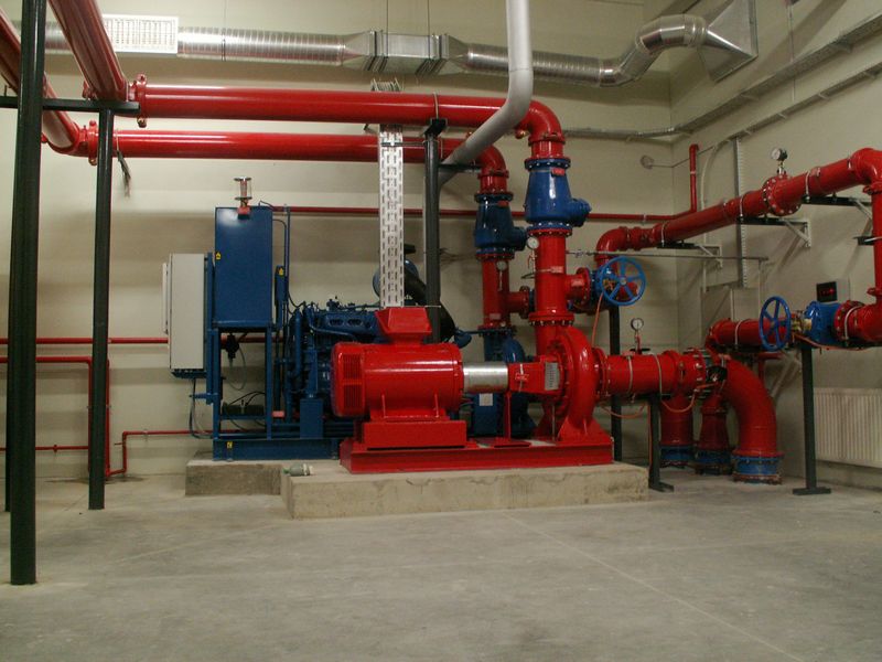 Rohrleitungen und Geräte einer Löschwasserpumpenstation