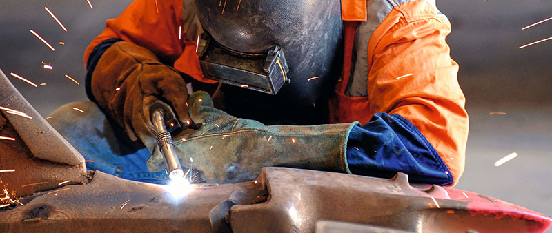 Schweißarbeiten an einem Metallbauteil